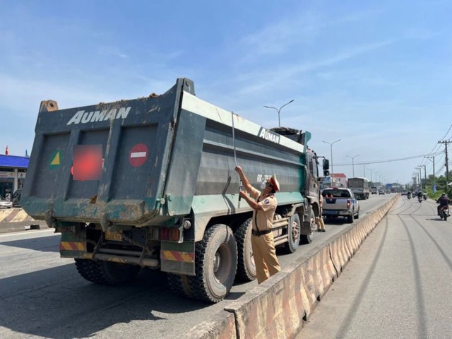 Đồng Nai: CSGT tước GPLX 100 trường hợp vi phạm quá khổ, quá tải trên tuyến QL51 - Ảnh 1.