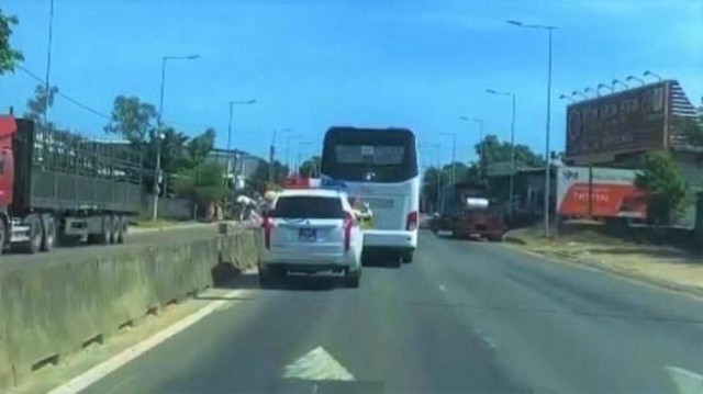 Cản đường xe ưu tiên, tài xế xe khách bị tước giấy phép lái xe - Ảnh 1.