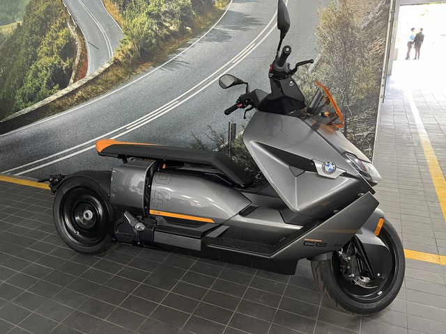 Ngắm "siêu" mô tô điện đắt nhất thị trường Việt Nam - BMW CE 04 - Ảnh 1.