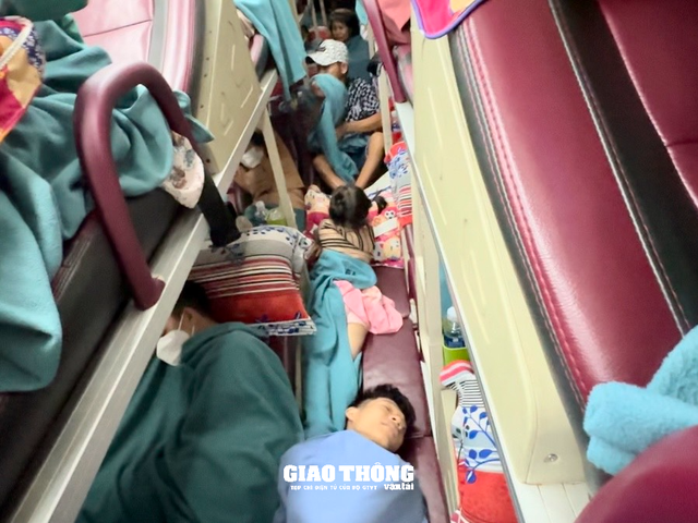Đắk Lắk xử lý xe khách "vô tư" nhồi nhét khách, vào đường cấm sau phản ánh của Tạp chí GTVT - Ảnh 1.