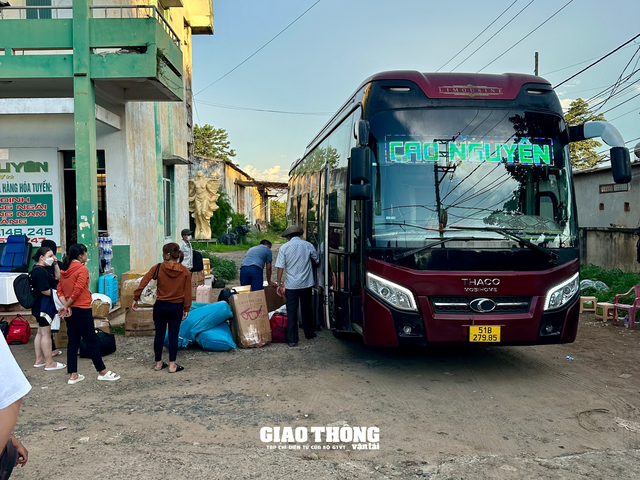 Đắk Lắk xử lý xe khách "vô tư" nhồi nhét khách, vào đường cấm sau phản ánh của Tạp chí GTVT - Ảnh 2.