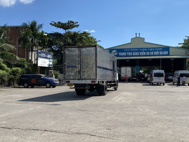 Tổn thất nặng nề do ùn tắc đăng kiểm gây ra đã được bù đắp thế nào? - Ảnh 2. Tổn thất nặng nề do ùn tắc đăng kiểm gây ra đã được bù đắp thế nào? - Ảnh 2.