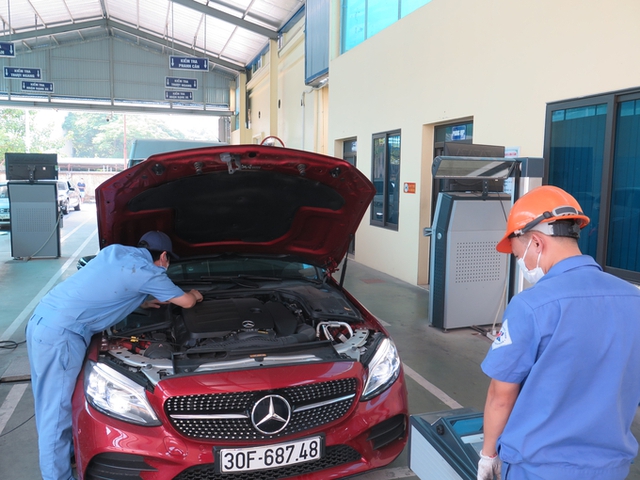 Tổn thất nặng nề do ùn tắc đăng kiểm gây ra đã được bù đắp thế nào? - Ảnh 1. Tổn thất nặng nề do ùn tắc đăng kiểm gây ra đã được bù đắp thế nào? - Ảnh 1.