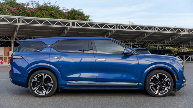 Dàn “xe Chủ tịch” VinFast VF 9 đưa đón siêu sao Charlie Puth có gì đặc biệt  - Ảnh 1.