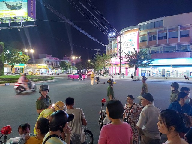 Truy tìm nhóm quái xế đòi đánh, đe dọa người sau khi gây tai nạn  - Ảnh 1.