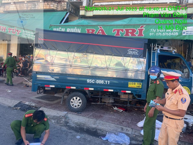 Xe ô tô tải lao vào nhà dân trên QL1, ba người thương vong - Ảnh 2.