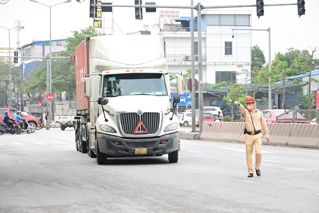 Hải Phòng: Xử phạt 132 trường hợp chở hàng hóa quá tải trọng - Ảnh 1.