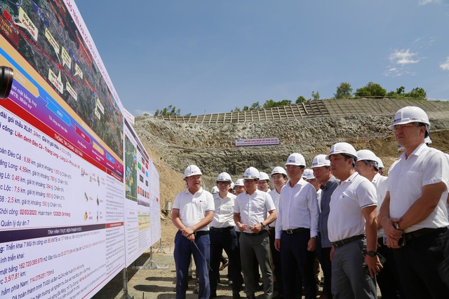 Mở cửa hầm Tuy An trên cao tốc Chí Thạnh - Vân Phong - Ảnh 1.