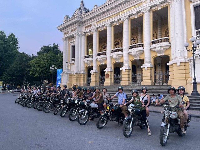 Du lịch bằng xe cổ, xe quân sự như một món “đặc sản” của du lịch Việt - Ảnh 4.