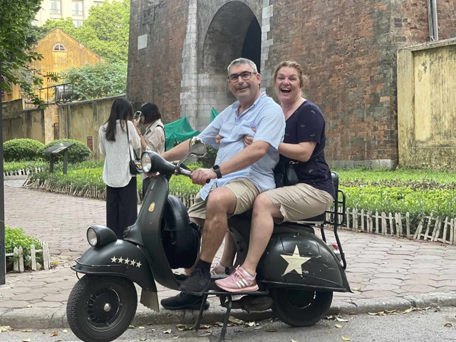 Du lịch bằng xe cổ, xe quân sự như một món “đặc sản” của du lịch Việt - Ảnh 5.