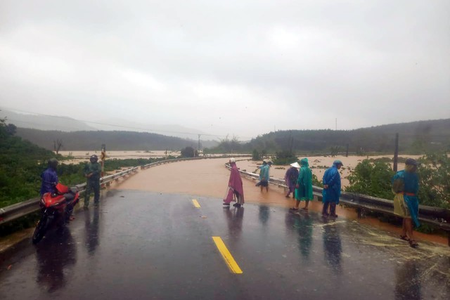 Công điện khẩn: Bộ GTVT yêu cầu nghiêm ngặt ứng phó mưa lũ tại Trung Bộ và Tây Nguyên - Ảnh 1.