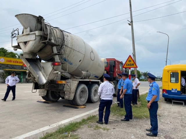 Hải Dương: Xe trộn bê tông bị phạt gần 240 triệu đồng do chở quá tải - Ảnh 1.