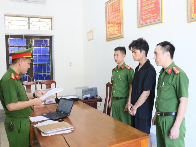 Thanh niên không đội mũ bảo hiểm, lao thẳng xe vào cảnh sát giao thông - Ảnh 1. Thanh niên không đội mũ bảo hiểm, lao thẳng xe vào cảnh sát giao thông - Ảnh 1.