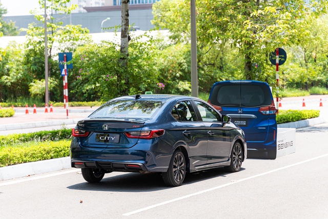 Khả năng vận hành và công nghệ an toàn là điểm mạnh của Honda City 2023 so với các đối thủ Toyota Vios và Hyundai Accent.