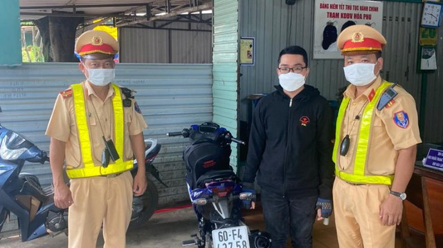 Xử lý xe vi phạm tốc độ, CSGT phát hiện lái xe sử dụng giấy Chứng minh công an nhân dân giả - Ảnh 1.