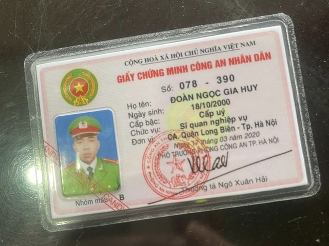 Xử lý xe vi phạm tốc độ, CSGT phát hiện lái xe sử dụng giấy Chứng minh công an nhân dân giả - Ảnh 2.