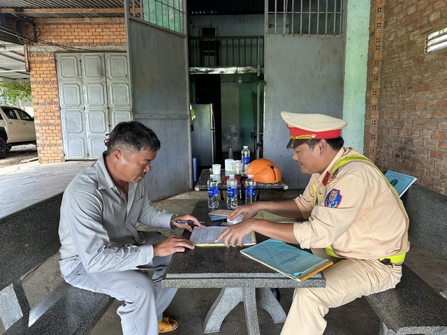 CSGT Đắk Lắk xử lý xe quá tải đi vào đường 10 tấn sau phản ánh của Tạp chí GTVT - Ảnh 3.