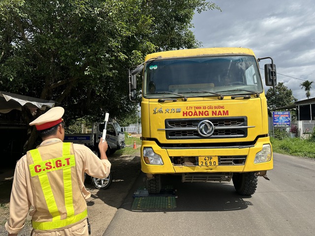 CSGT Đắk Lắk xử lý xe quá tải đi vào đường 10 tấn sau phản ánh của Tạp chí GTVT - Ảnh 7.