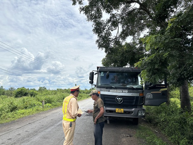 CSGT Đắk Lắk xử lý xe quá tải đi vào đường 10 tấn sau phản ánh của Tạp chí GTVT - Ảnh 5.