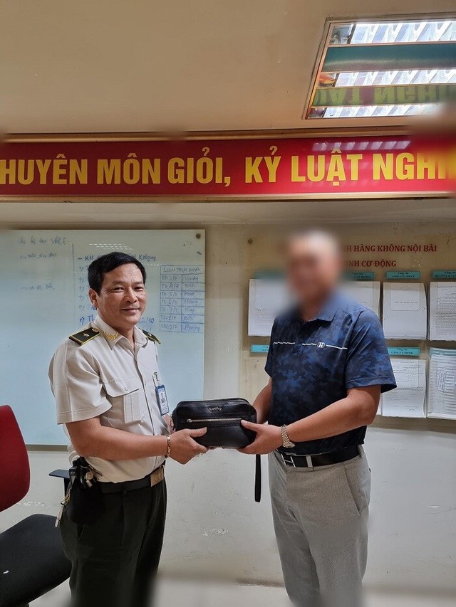 Bất ngờ số tài sản bên trong chiếc túi hàng hiệu bỏ quên ở sân bay Nội Bài - Ảnh 1. Bất ngờ số tài sản bên trong chiếc túi hàng hiệu bỏ quên ở sân bay Nội Bài - Ảnh 1.