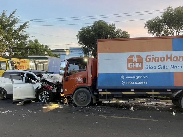 Xe ô tô con lấn làn tông xe tải trên QL20 qua Lâm Đồng, khiến 3 người tử vong tại chỗ - Ảnh 1.