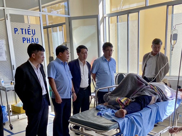 Xe ô tô con lấn làn tông xe tải trên QL20 qua Lâm Đồng, khiến 3 người tử vong tại chỗ - Ảnh 2.