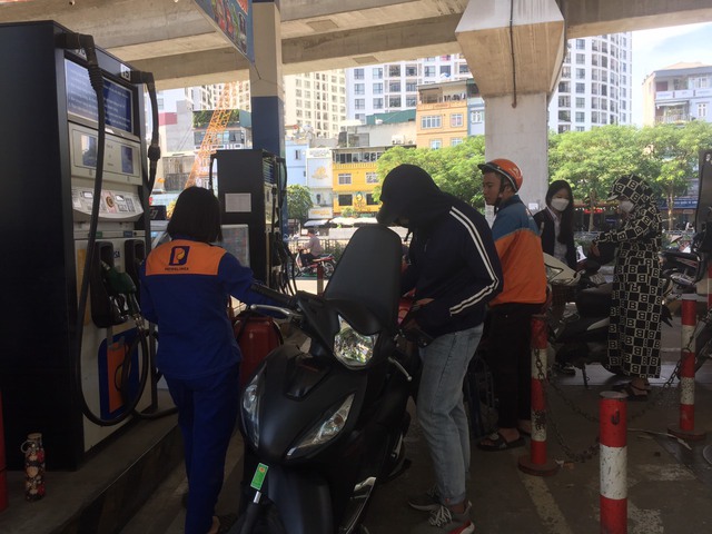 Giá xăng tăng mạnh lần thứ hai liên tiếp - Ảnh 1.