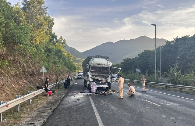 Xe tải đâm xe container ở đường hầm Hải Vân: Tài xế mắc kẹt nhiều giờ trong cabin - Ảnh 1.