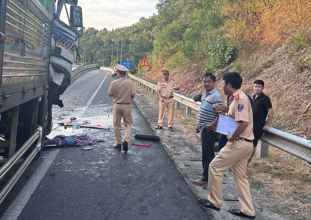 Xe tải đâm xe container ở đường hầm Hải Vân: Tài xế mắc kẹt nhiều giờ trong cabin - Ảnh 3.