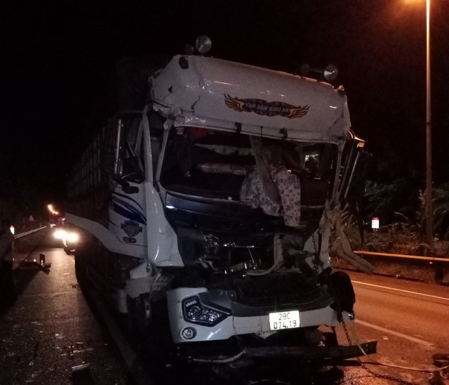 Xe tải đâm xe container ở đường hầm Hải Vân: Tài xế mắc kẹt nhiều giờ trong cabin - Ảnh 2.