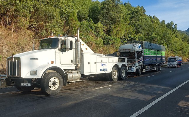 Xe tải đâm xe container ở đường hầm Hải Vân: Tài xế mắc kẹt nhiều giờ trong cabin - Ảnh 4.