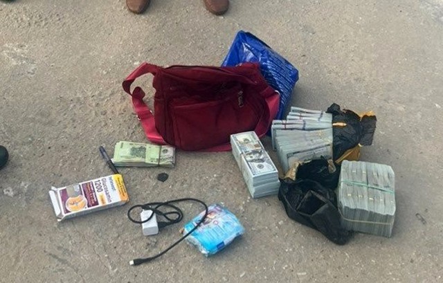 CSGT tỉnh Quảng Trị phát hiện các đối tượng vận chuyển trái phép ngoại tệ, ma túy trên QL1 - Ảnh 2.