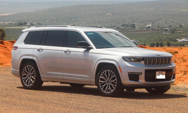 Jeep Grand Cherokee L được triệu hồi tại Việt Nam do lỗi trụ lái gây nguy hiểm  - Ảnh 1.