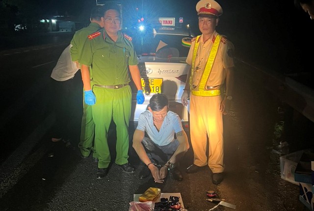 CSGT tỉnh Quảng Trị phát hiện các đối tượng vận chuyển trái phép ngoại tệ, ma túy trên QL1 - Ảnh 1.