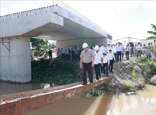 Thủ tướng kiểm tra dự án nâng cấp QL30 qua Đồng Tháp - Ảnh 2. Thủ tướng kiểm tra dự án nâng cấp QL30 qua Đồng Tháp - Ảnh 2.