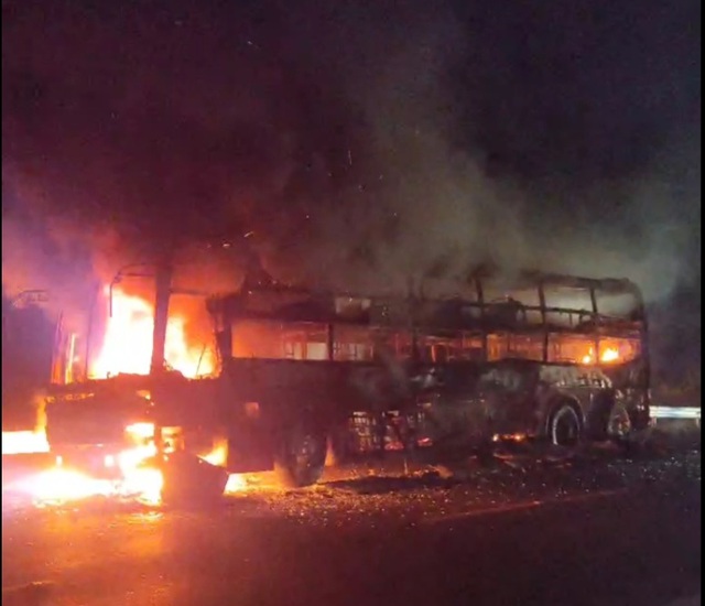 Xe khách chở 26 người bốc cháy ngùn ngụt trên cao tốc La Sơn - Tuý Loan - Ảnh 1.