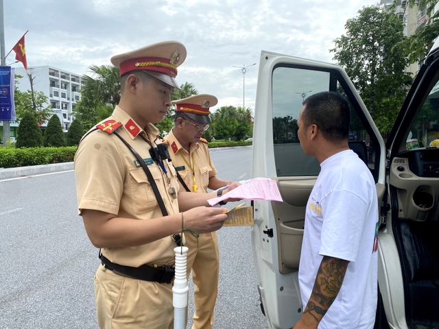 Quảng Ninh: Không để xe “dù” lộng hành trên các cung đường, tuyến phố - Ảnh 2.
