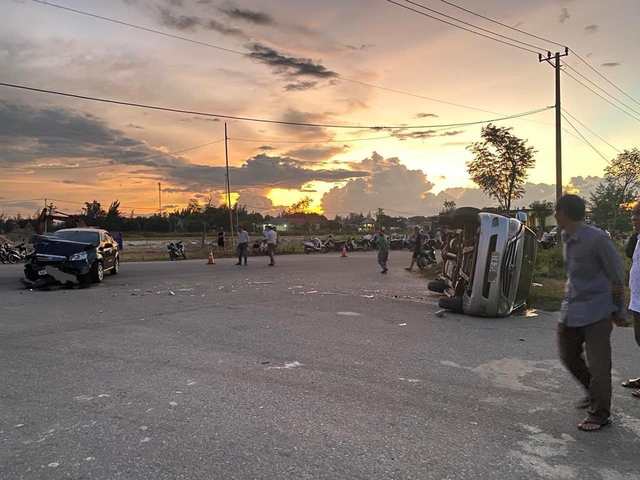 Xe ô tô lật nghiêng sau va chạm, tài xế tử vong trong ca bin - Ảnh 1.