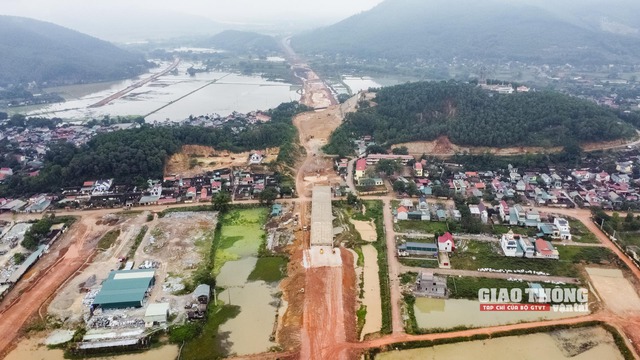 Nhà dân ở Quảng Bình ảnh hưởng rung chấn thi công cao tốc, Bộ GTVT nói gì? - Ảnh 1.