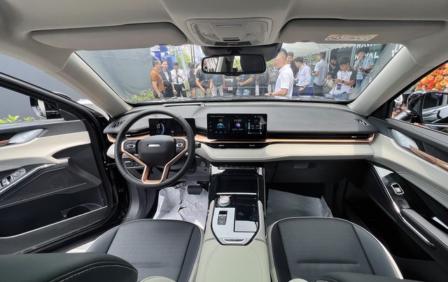 Không gian nội thất rộng rãi, nhiều chi tiết thiết kế tương đồng các dòng xe cao cấp.