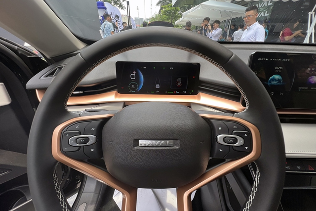 Vô-lăng 3 chấu bọc da tích hợp nhiều phím chức năng.