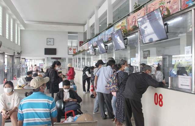 TP.HCM: Gần 300.000 khách đi lại mỗi ngày dịp lễ Quốc khánh 2/9 - Ảnh 1.