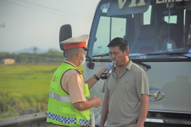 Quảng Trị: Không có hợp đồng vận chuyển hành khách, xe ô tô 16 chỗ vẫn chở khách - Ảnh 3.
