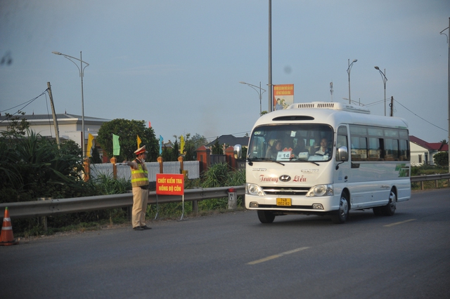 Quảng Trị: Không có hợp đồng vận chuyển hành khách, xe ô tô 16 chỗ vẫn chở khách - Ảnh 1.