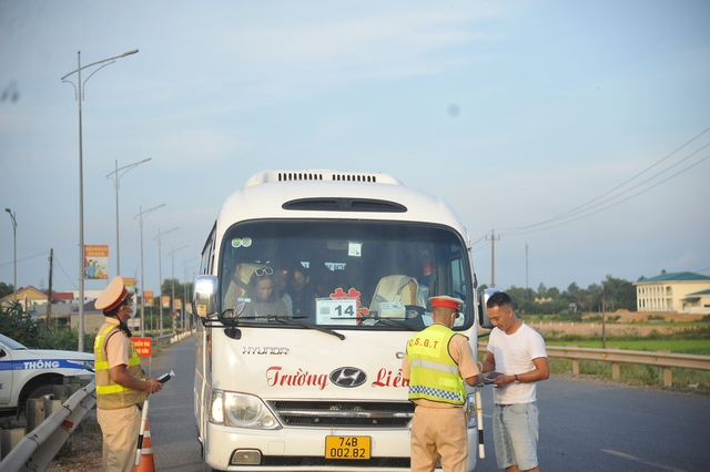 Quảng Trị: Không có hợp đồng vận chuyển hành khách, xe ô tô 16 chỗ vẫn chở khách - Ảnh 2.