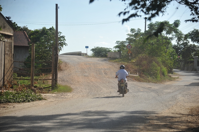 Vướng mặt bằng, đường nối lên cầu An Mô chưa thể thi công - Ảnh 2.