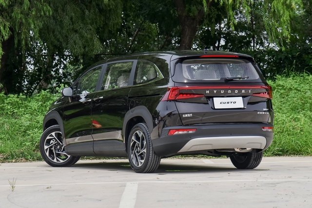 Xe có kích thước tương đương đối thủ Toyota Innova.