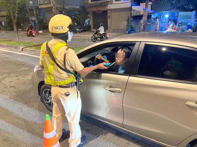 TP.HCM: CSGT tăng cường kiểm tra, xử lý vi pham nồng độ cồn theo kinh nghiệm quốc tế - Ảnh 2.