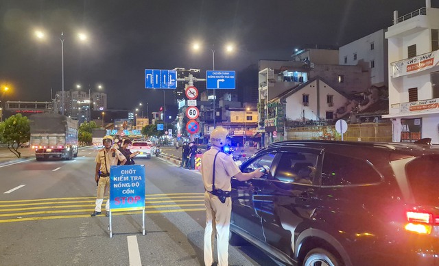 TP.HCM: CSGT tăng cường kiểm tra, xử lý vi pham nồng độ cồn theo kinh nghiệm quốc tế - Ảnh 1.