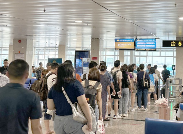 Sân bay Tân Sơn Nhất chống ùn tắc và taxi "chặt chém" hành khách trong dịp lễ Quốc khánh 2/9 - Ảnh 1. Sân bay Tân Sơn Nhất chống ùn tắc và taxi "chặt chém" hành khách trong dịp lễ Quốc khánh 2/9 - Ảnh 1.